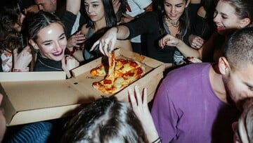 Μια παράσταση στην Πειραματική Σκηνή και το πρώτο hip hop pizza πάρτι στην Ελλάδα
