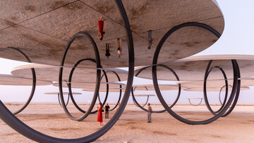 Ο καλλιτέχνης Olafur Eliasson αναμετράται με το αχανές έργο τέχνης του με καθρέφτες στην έρημο του Κατάρ