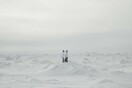 Οι υπνωτιστικοί λαρυγγισμοί των Ινουίτ μέσα στη σιωπή του χιονισμένου τοπίου