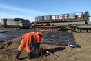 Χιλιάδες τόνοι πετρελαίου στον Αρκτικό Κύκλο: Τα φράγματα «αδυνατούν» να περιορίσουν την καταστροφή