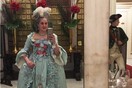 To Metropolitan Museum διώχνει επισκέπτρια που ήταν ντυμένη με στολή ευγενούς του 18ου αιώνα