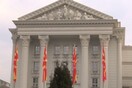 Στα Σκόπια ξηλώνουν τις επιγραφές στα κυβερνητικά κτίρια