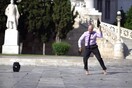 Ο Μελ δεν κωλώνει να χορέψει στη μέση του δρόμου στο κέντρο της Αθήνας