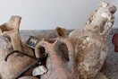 Ψαράς βρήκε αρχαίους ρωμαϊκούς αμφορείς και διακόσμησε το ιχθυοπωλείο του