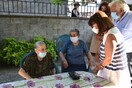 Συνάντηση Σακελλαροπούλου με τις γιαγιάδες της Σκάλας Συκαμνιάς - «Η ψυχή της Ελλάδας ήταν εδώ»