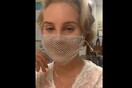 Λάνα Ντελ Ρέι: Αντιδράσεις για εμφάνιση με «δικτυωτή» μάσκα - «Δίνεις λάθος μήνυμα»