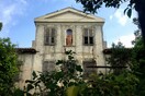 Τρεις εγκαταλελειμμένες ιστορικές κατοικίες της Πλάκας που μαραζώνουν