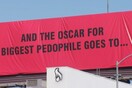 «Τρεις πινακίδες μέσα στο Χόλιγουντ»: Ο street artist Sabo καταγγέλλει τη βιομηχανία θεάματος πως προστατεύει παιδόφιλους