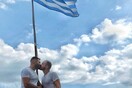 O υπαστυνόμος Μιχάλης Λώλης μιλά στο LIFO.gr για τη φωτογραφία με το φιλί μπροστά στην ελληνική σημαία