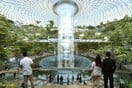 Σιγκαπούρη: Πρεμιέρα για το αεροδρόμιο που έχει τον μεγαλύτερο κλειστό καταρράκτη στον κόσμο