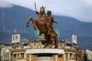 Βανδάλισαν τις νέες επιγραφές στα αγάλματα του Φιλίππου και της Ολυμπιάδας στα Σκόπια