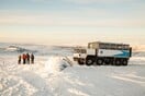 Ταξίδι μεταξύ λάβας και πάγου: Ένας τουρίστας βιώνει την κλιματική αλλαγή μέσα στην καρδιά του παγετώνα