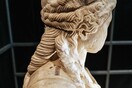 Τι κρύβουν οι βόστρυχοι στα μαλλιά των αγαλμάτων; Η αρχαιολόγος Λίνα Κοκκίνου μάς ξεναγεί στο Μουσείο Ακρόπολης