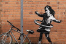 Banksy: Το mural με το κορίτσι που κάνει χούλα χουπ πωλήθηκε σε γκαλερί «μαζί με τον τοίχο»