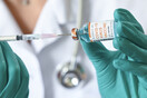 Τσολιά: Τι ισχύει για τις παρενέργειες & τις αλλεργικές αντιδράσεις στο εμβόλιο