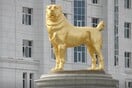 Το Τουρκμενιστάν έστησε ένα τεράστιο χρυσό άγαλμα σκύλου σε κεντρικό δρόμο