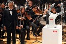 Ανθρωποειδές ρομπότ διηύθυνε Συμφωνική Ορχήστρα και συνόδευσε τον τενόρο Αντρέα Μποτσέλι
