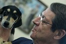 Είχε συγκινήσει όταν αποχαιρέτισε το σκύλο του στο FB. Τώρα ο Πρόεδρος της Κύπρου παρουσιάζει τον καινούργιο του φίλο