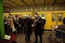Οι U2 ξάφνιασαν τους επιβάτες στο μετρό του Βερολίνου με μια μίνι «συναυλία»