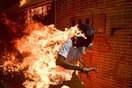 Μία συγκλονιστική στιγμή βίας στη Βενεζουέλα ξεχώρισε στα Βραβεία World Press Photo