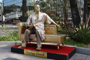 Ο Plastic Jesus έβαλε χρυσό γλυπτό του Γουάινστιν κοντά στον χώρο που θα γίνει η τελετή των Όσκαρ