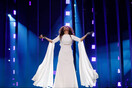 Eurovision 2018: Με λευκό φόρεμα και μπλε χέρι η Γιάννα Τερζή στην πρώτη πρόβα - Δείτε την εμφάνιση της ελληνικής συμμετοχής