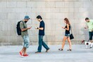 Βαδίζω και παραμιλώ: Πώς τα κινητά αλλάζουν τον τρόπο που κινούμαστε στην πόλη