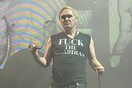 Ο Morrissey με μπλουζάκι “Fuck the Guardian” σε συναυλία