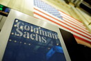 Goldman Sachs: Διευθυντές έδιναν καλάθια με σνακς και φρούτα αντί για «μπόνους» 