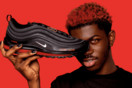 Nike: Αποζημιώσεις σε όσους αγόρασαν τα «παπούτσια του Σατανά» με ανθρώπινο αίμα και πεντάλφες