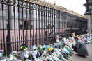 Βρετανία: Με λουλούδια, ζωγραφιές, σημειώματα και σημαίες, οι Βρετανοί τιμούν τον πρίγκιπα Φίλιππο, το "στήριγμα" της βασίλισσας Ελισάβετ	