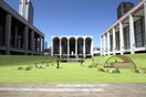 Η πλατεία – τοπόσημο του Lincoln Center στο Μαγχάταν, «πρασινίζει» για το καλοκαίρι