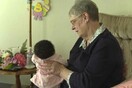 Μια 78χρονη έχει γίνει ανάδοχος για πάνω από 80 μωρά εδώ και 34 χρόνια