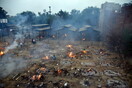 Αυτοσχέδια κρεματόρια στην Ινδία που σαρώνει ο κορωνοϊός- Καύση νεκρών ακόμη και σε πάρκινγκ