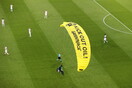 Euro 2020: Ακτιβιστής της Greenpeace προσγειώθηκε με αλεξίπτωτο σε γήπεδο, τραυματίστηκαν δύο άτομα (Βίντεο)