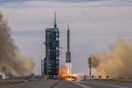 Εκτοξεύθηκε η πρώτη επανδρωμένη αποστολή της Κίνας προς τον υπό κατασκευή διαστημικό σταθμό της (Βίντεο)