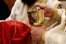 Λέσβος: Ιερέας στη Μυτιλήνη κοινωνούσε πιστούς, ενώ νοσούσε με κορωνοϊό