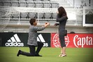 Πρόταση γάμου μέσα στο γήπεδο από τον τρανς Ιάπωνα ποδοσφαιριστή Kumi Yokoyama- «Είπε ναι!»