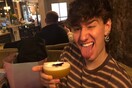 Εστιατόριο απαγόρευσε την είσοδο σε 21χρρονο γκέι με αυτισμό επειδή φορούσε λεοπάρ