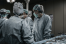 «Καταρρέει» το ΕΣΥ: Αναστέλλονται χειρουργεία - Τα νοσοκομεία γεμίζουν κρούσματα