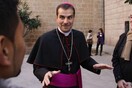 Ισπανός επίσκοπος «παράτησε» την Εκκλησία για να παντρευτεί συγγραφέα σατανικών erotica 