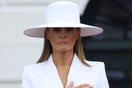 Η Μελάνια Τραμπ με λευκό καπέλο