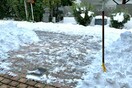 Ο Νορβηγός πρέσβης στην Αθήνα καθάρισε τα χιόνια έξω από την πόρτα του