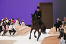 Η Σαρλότ Κασιράγκι με άλογο στο σόου της Chanel
