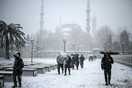 H Κωνσταντινούπολη στα λευκά - «Έμφραγμα» τις μετακινήσεις, ακυρώσεις πτήσεων, κλειστά σχολεία 