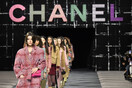 Ο οίκος Chanel περιορίζει τις αγορές προϊόντων της από Ρώσους σε καταστήματα του εξωτερικού