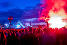 Φέτος στο φεστιβάλ Glastonbury θα βάλουν φωτιά σε έναν τεράστιο λωτό με μηνύματα και αναμνήσεις 