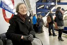 Κατεβαίνει κάθε μέρα στον σταθμό του μετρό για να ακούσει τη φωνή του συζύγου της, που πέθανε το 2007