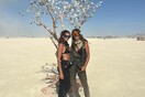 H Σίντι Κρόφορντ με την κόρη της, Κάια Γκέρμπερ στο Burning Man