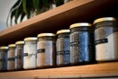 Το απρόσμενο αντικείμενο της κουζίνας που έχει τα περισσότερα μικρόβια: Τα βάζα των μπαχαρικών